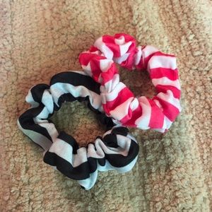 Black and pink striped scrunchy set